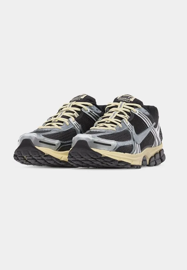 Кроссовки zoom vomero 5 se: черный/металлик, серебристый/кокосовое молоко/белый Nike Sportswear, Black/Metallic Silver-Coloured/Coconut Milk/White — фото 3