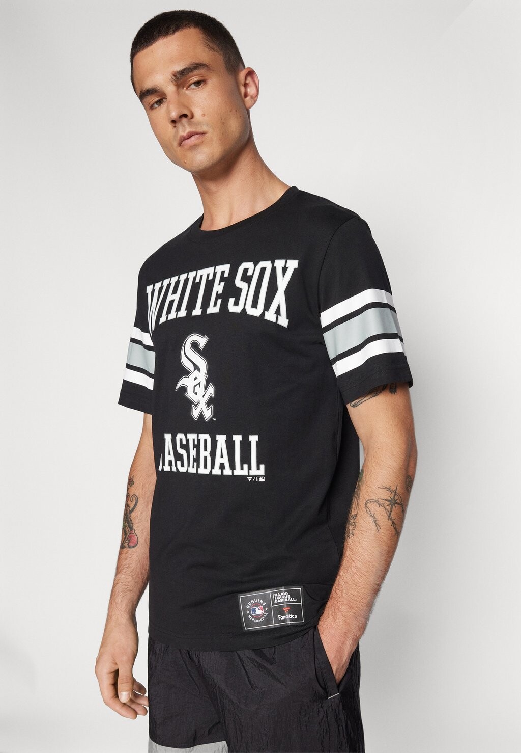 

Принт на футболке MLB CHICAGO WHITE SOX SEASONAL HELMET CREW TEE Fanatics, черный