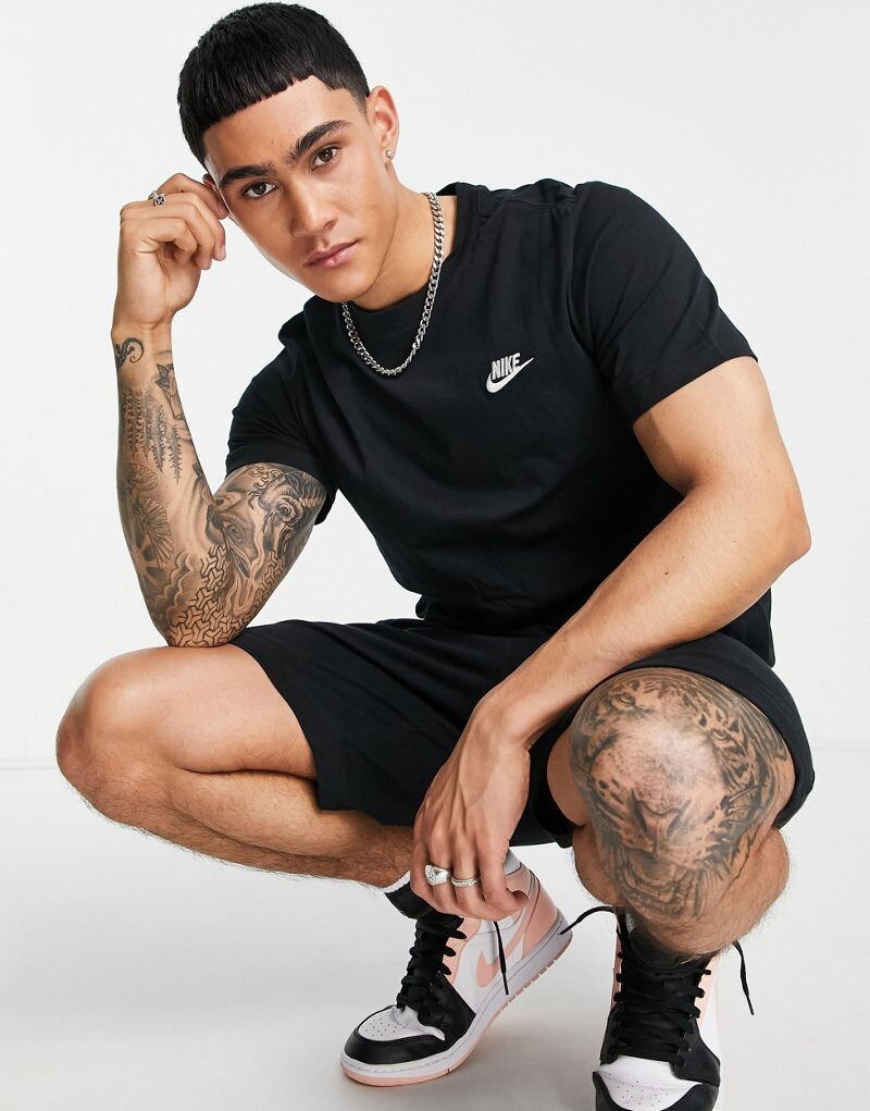 

Nike Club — черная футболка