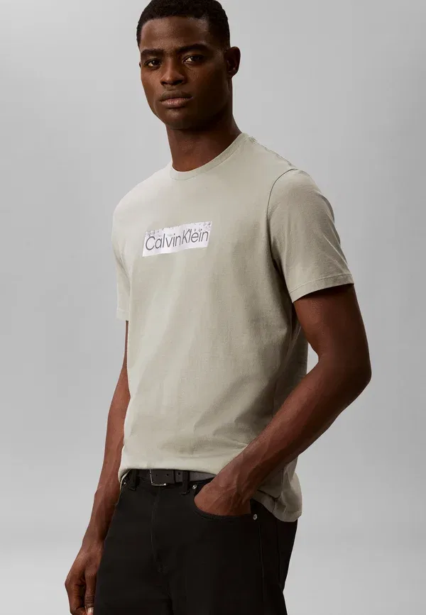 Футболка с принтом Calvin Klein, тень — фото 3