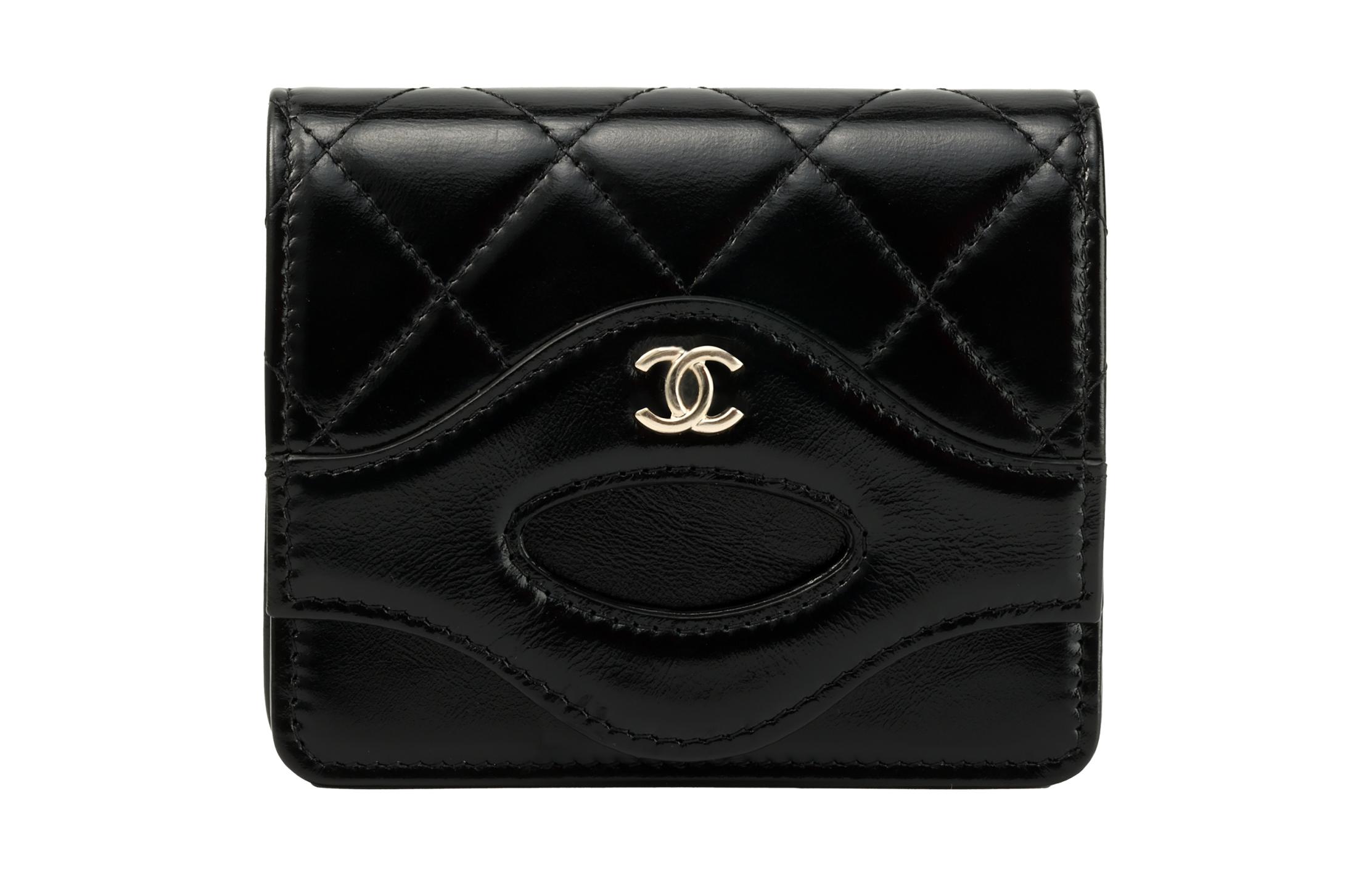 

Блестящий кошелек для монет и карт из телячьей кожи черный CHANEL