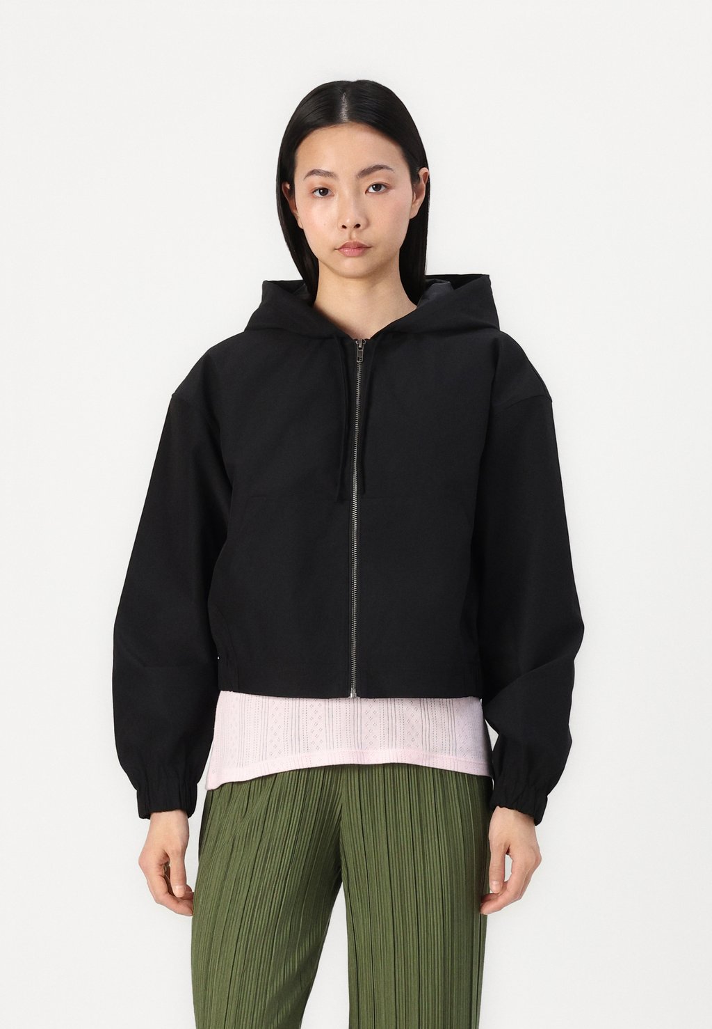 

Легкая куртка VMVIC SHORT BOMBER Vero Moda, черный