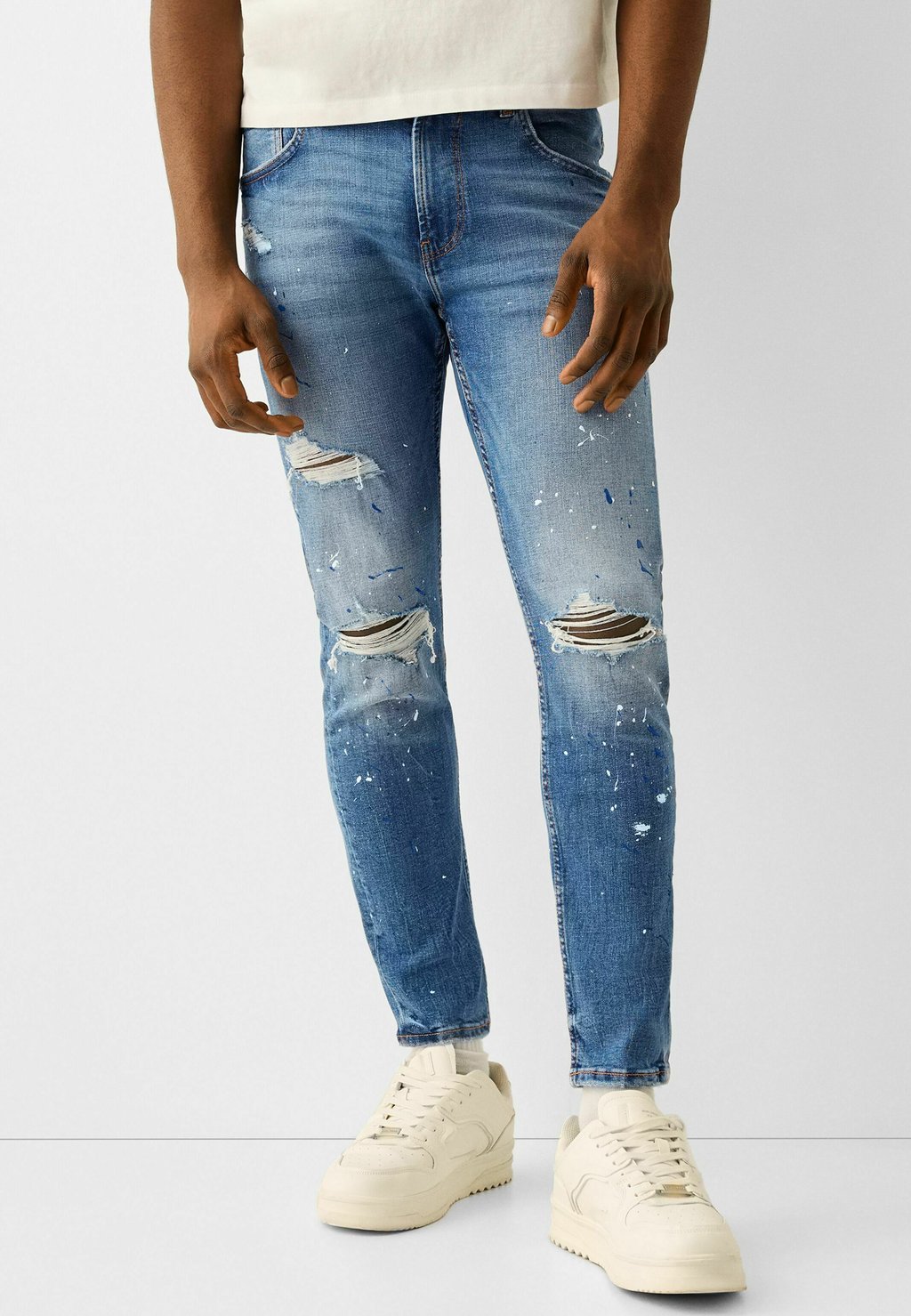 

Джинсы узкого кроя Ripped Paint Splatter Bershka, цвет blue denim