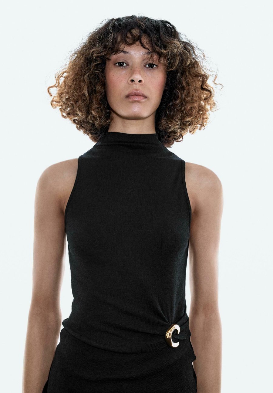 

Топ Massimo Dutti FUNNEL NECK WITH BROOCH DETAIL , Black