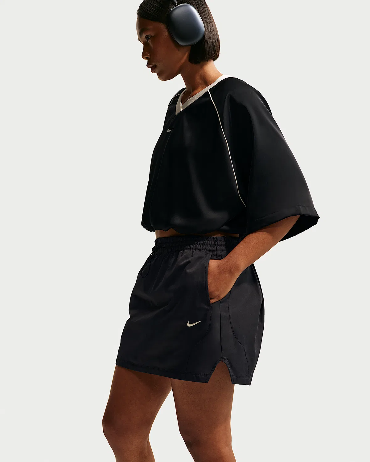 Женская мини-юбка со средней посадкой Nike Sportswear, Black/Black/Chalk — фото 4