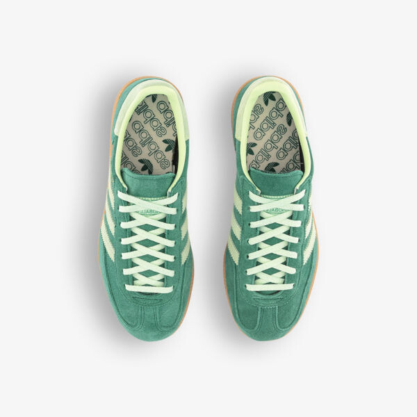 Замшевые низкие кеды handball spezial с 3 полосками Adidas, зеленый — фото 2