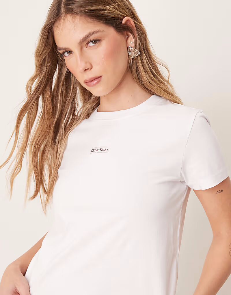 

Футболка Calvin Klein Jeans с корпоративным принтом для малышей белого цвета