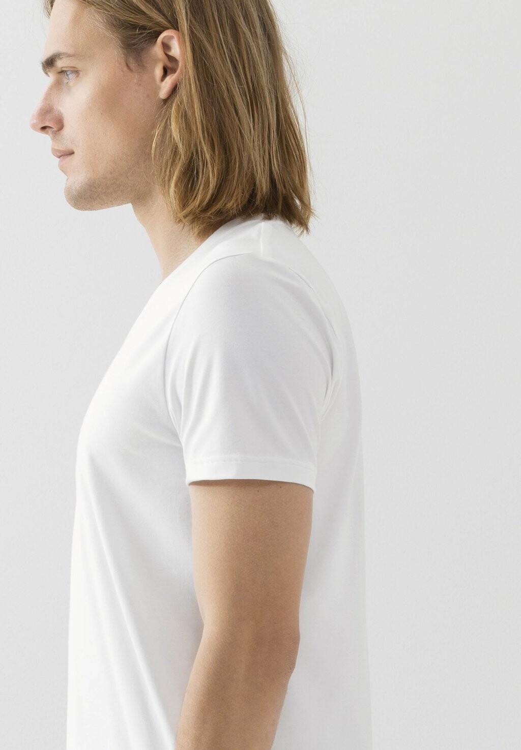 

Базовая футболка V-NECK mey, белый