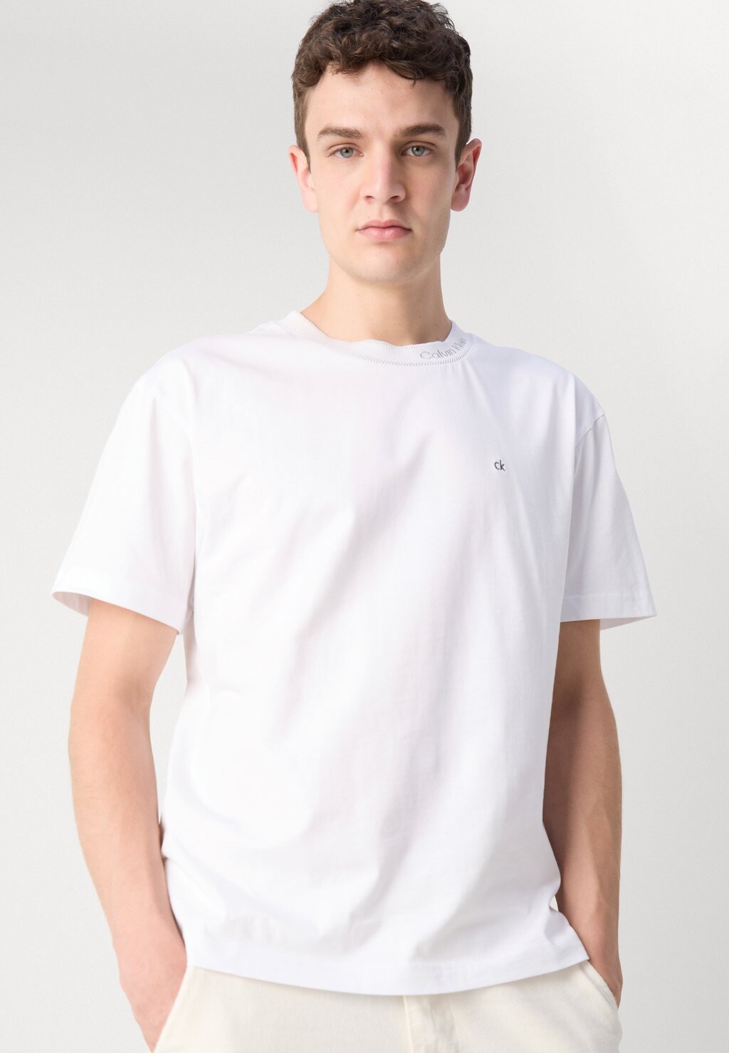 

Базовая футболка NECK LOGO Calvin Klein, белый