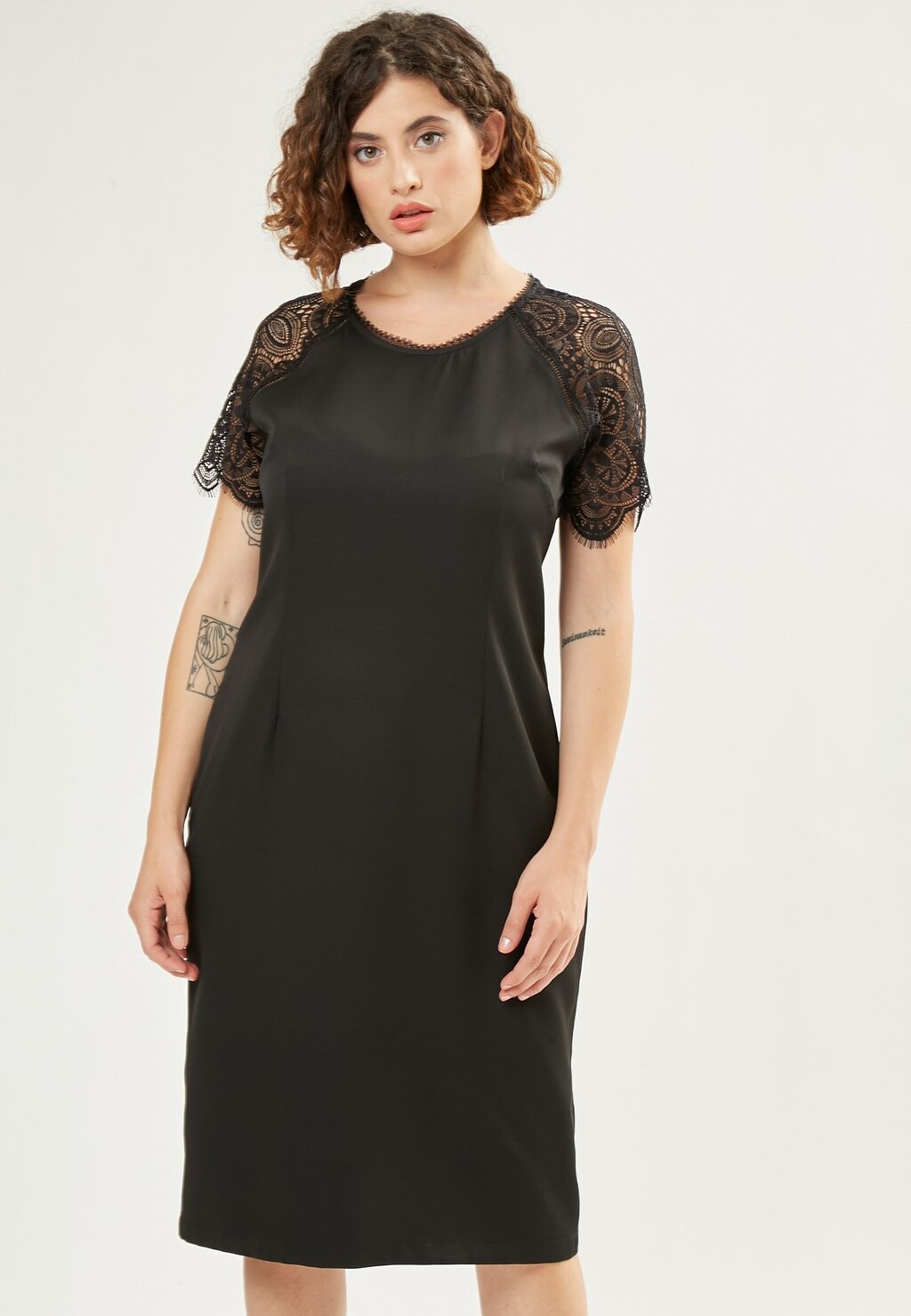 

Летнее платье Lace Sleeve Maison Form'elle, черное