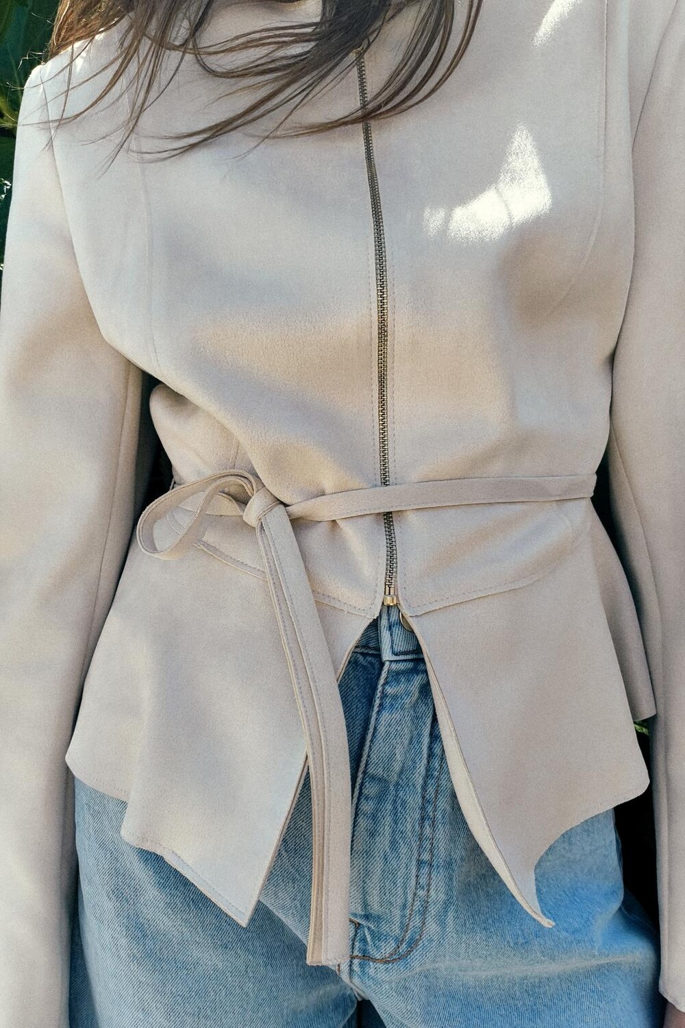 

Куртка из искусственной замши с баской ZARA, экрю