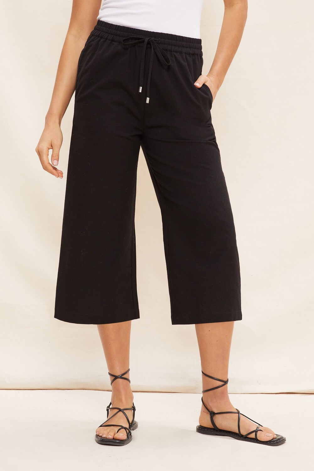 

Укороченные брюки на широких штанинах из материала имитирующего лен Friends Like These, черный