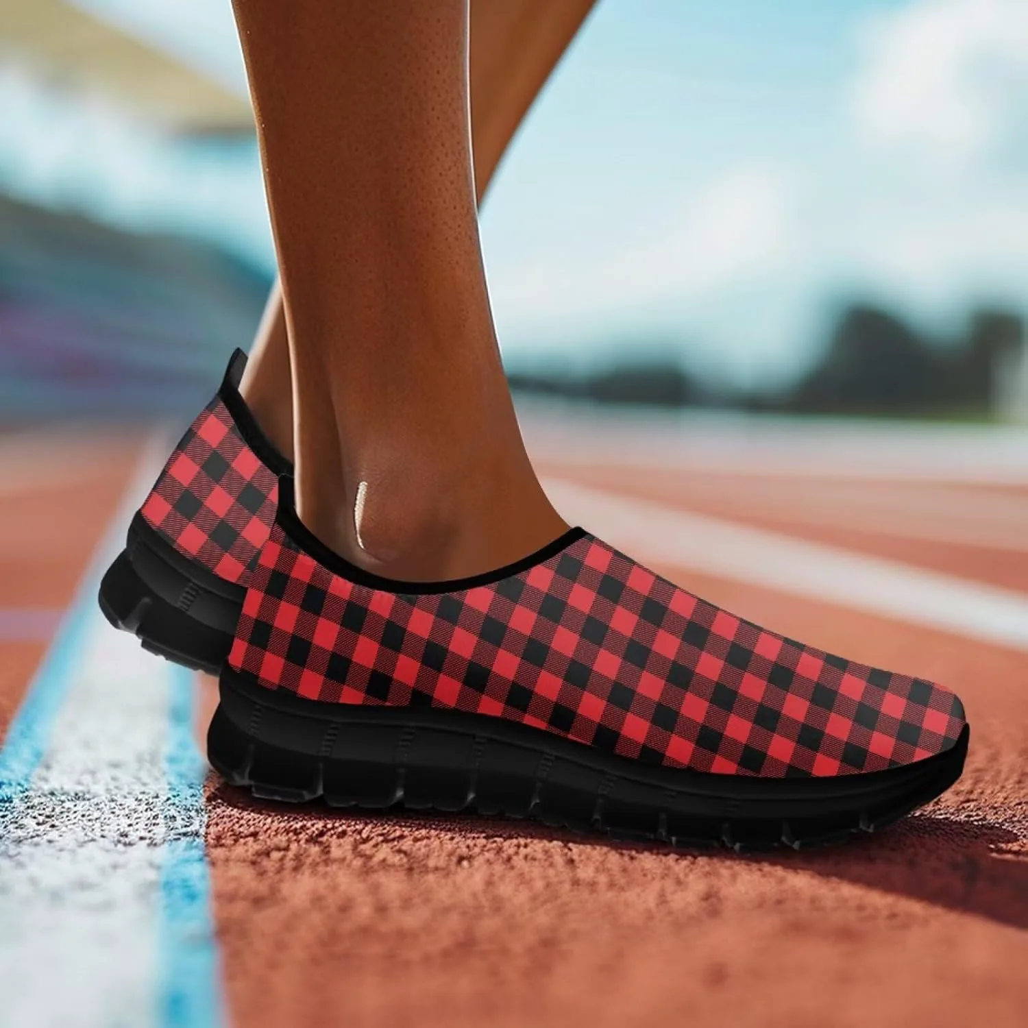 Женские кроссовки Howilath Slip on, дышащие повседневные лоферы для бега, удобная обувь без шнурков с противоскользящей подошвой, красный — фото 3