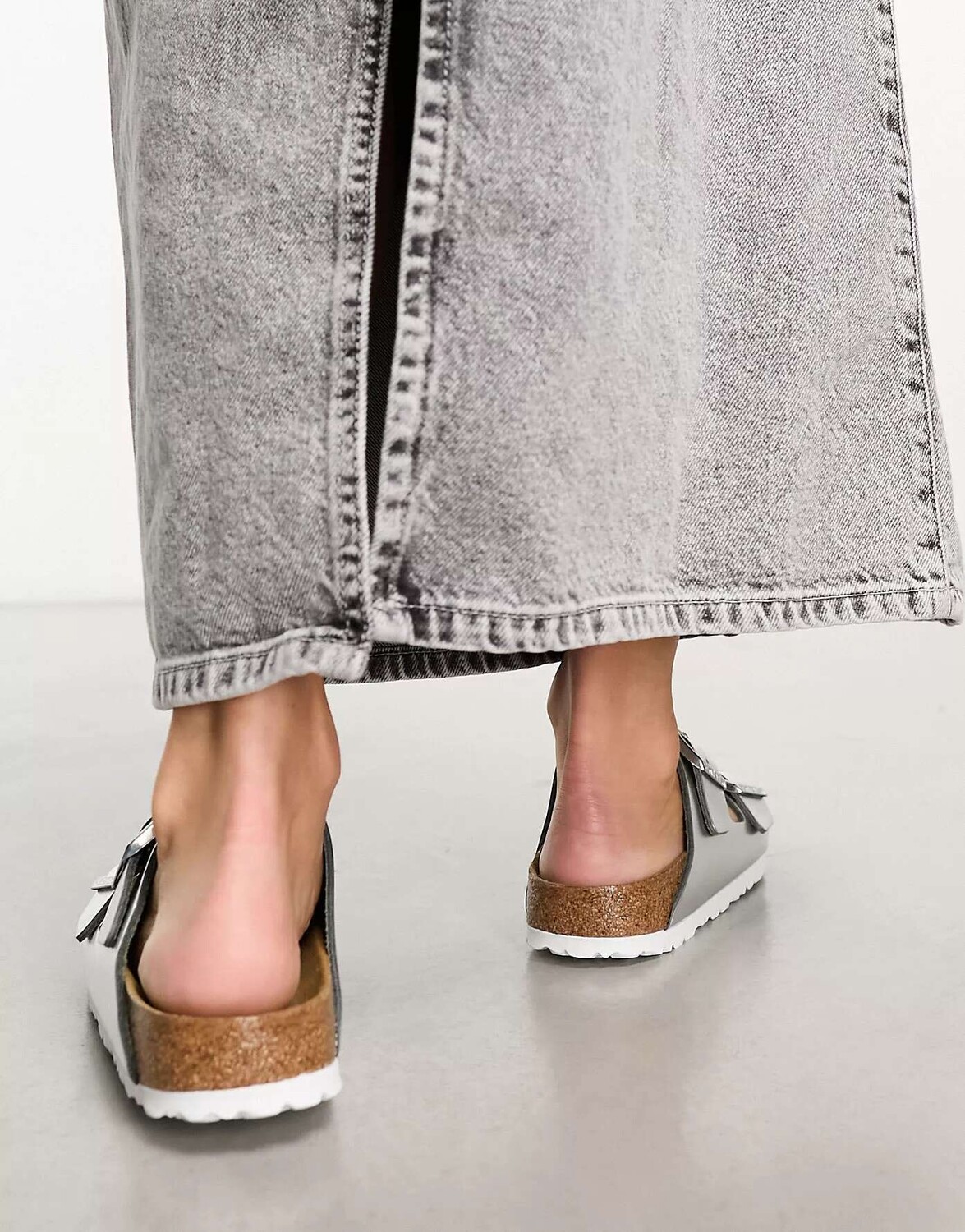 Сандалии Birkenstock Arizona серебристого цвета с металликом — фото 3