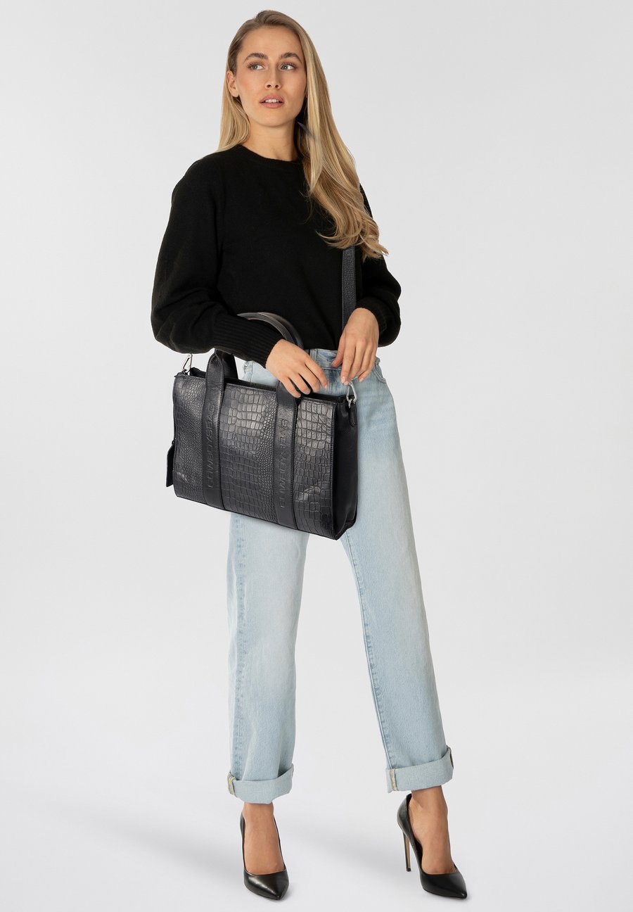 

Сумка Cowboysbag GLAM ROCK HILL SHOPPER, Croco Black/Black