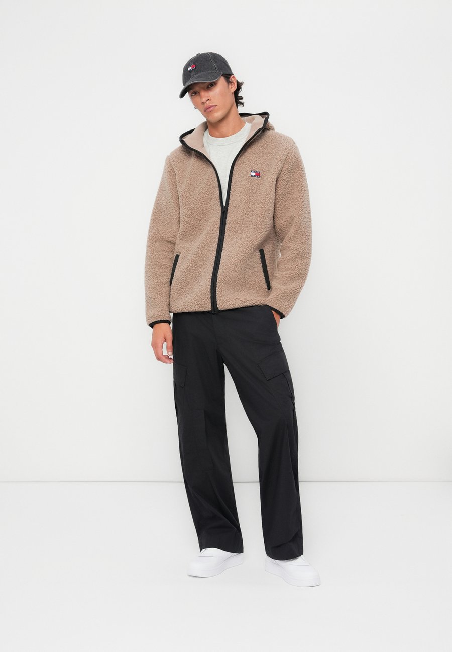 

Флисовая куртка Tommy Jeans BADGE ZIP UNISEX, Coastal Taupe/Taupe
