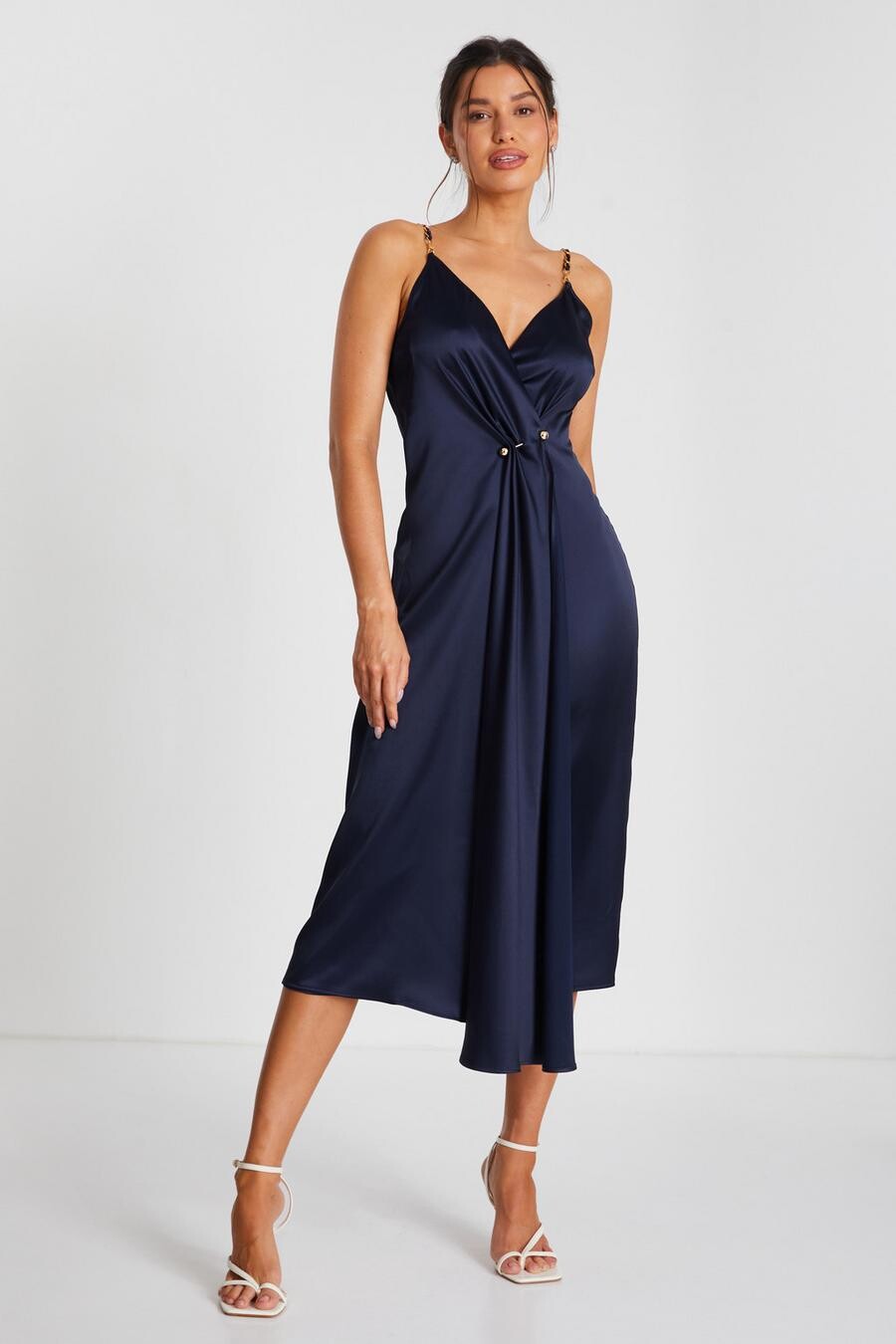 

Платье Midaxi из темно-синего атласа с пряжкой спереди QUIZ Clothing