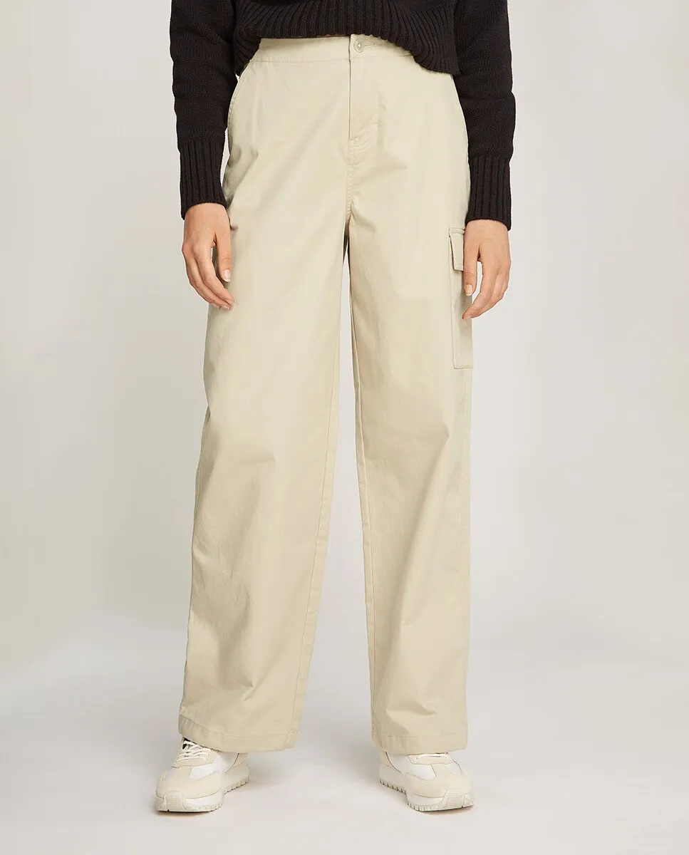 

Женские брюки-карго стандартного кроя из атласного твила Calvin Klein Jeans, цвет Crudo