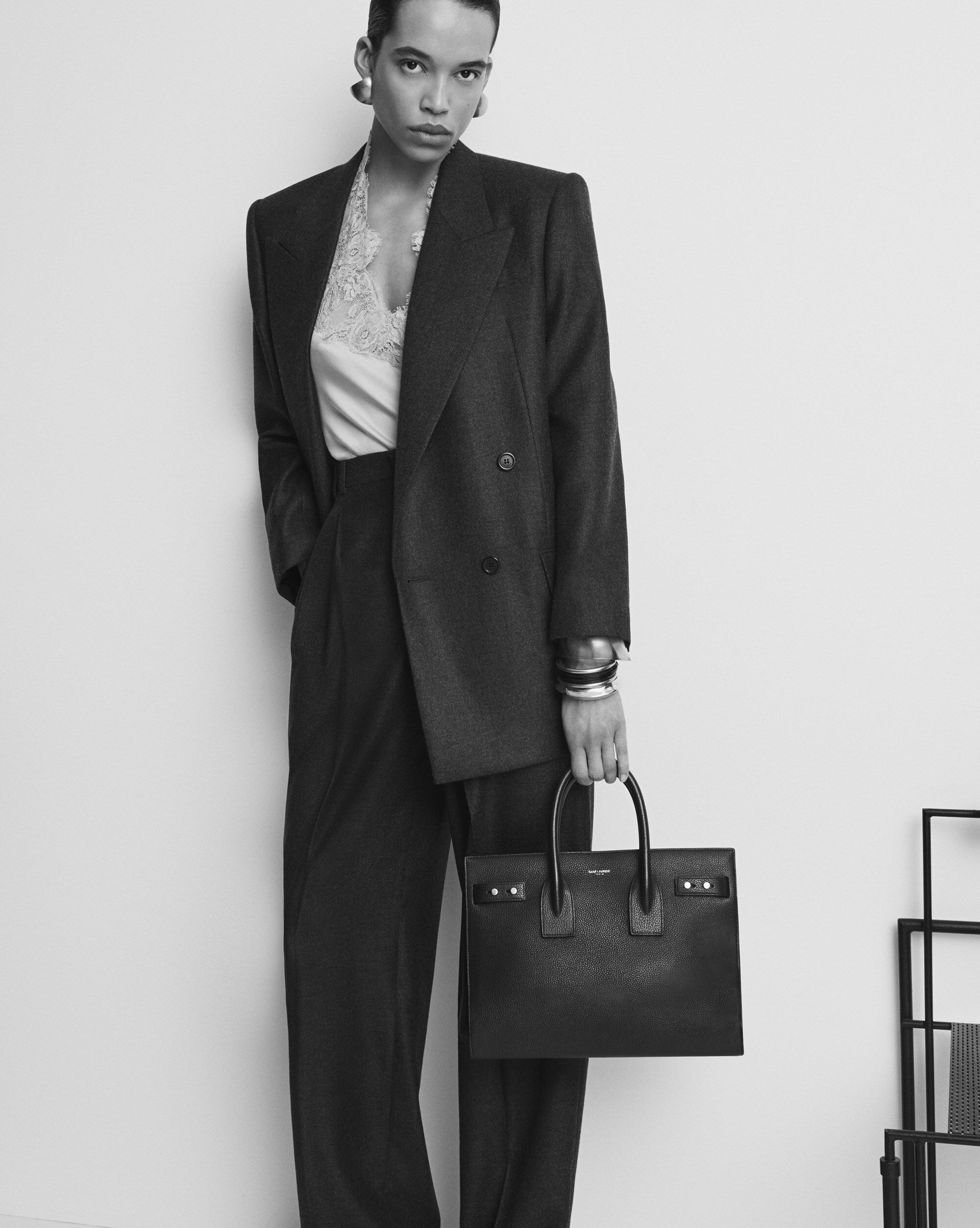 Сумка Sac De Jour из мягкой зернистой кожи - маленькая Saint Laurent, красный — фото 2