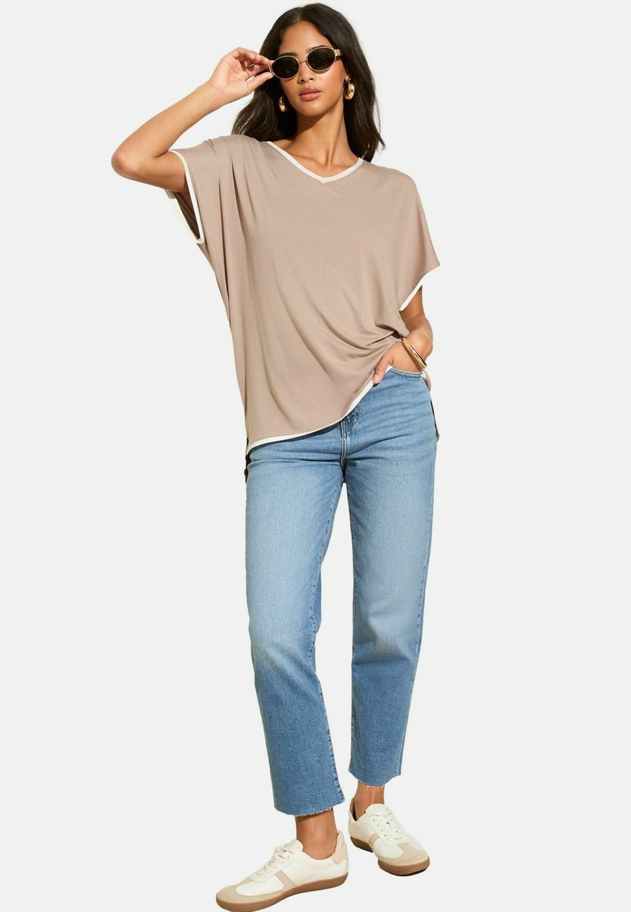 

Футболка Friends Like These SHORT SLEEVE V-NECK TIPPED , Mocha/Brown, Коричневый, Футболка Friends Like These SHORT SLEEVE V-NECK TIPPED , Mocha/Brown