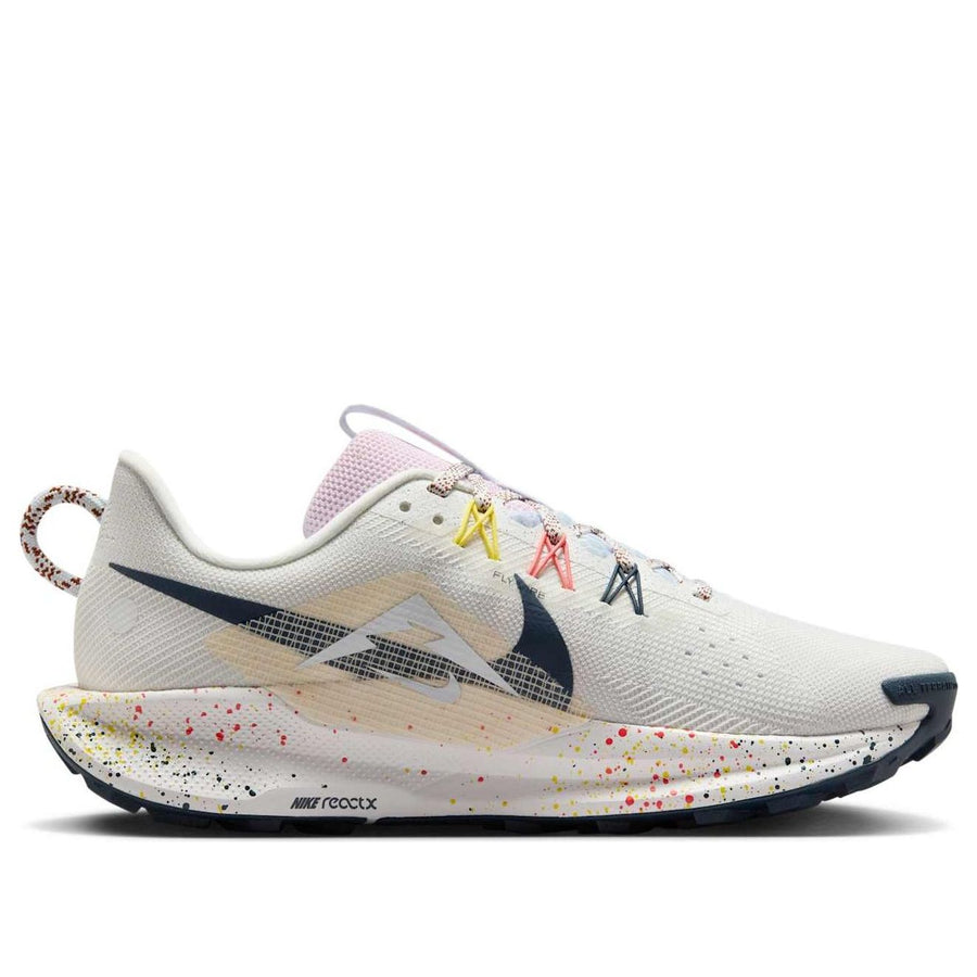 Кроссовки (WMNS) Nike React Pegasus Trail 5 'Summit White Football Grey Pink Foam Armory Navy', бежевый — фото 2