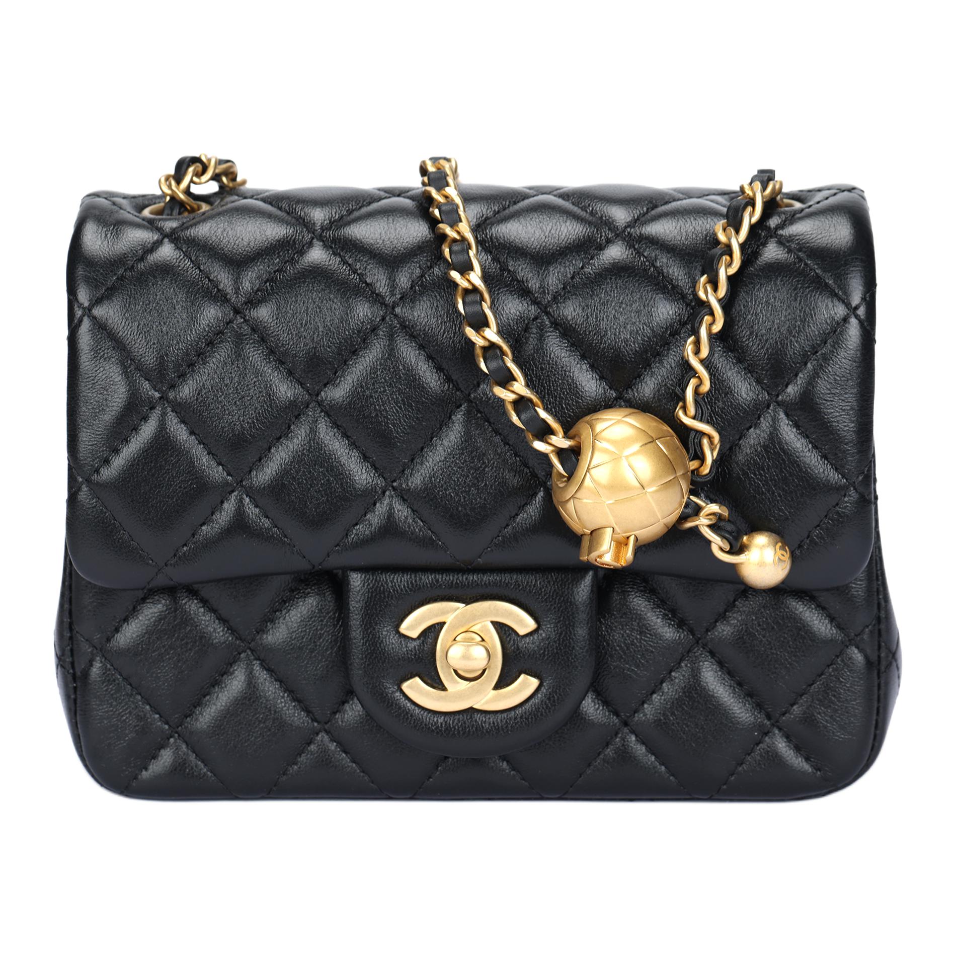 

CHANEL Чёрная мини-сумка-флаг с золотым шаром из блестящей овчины