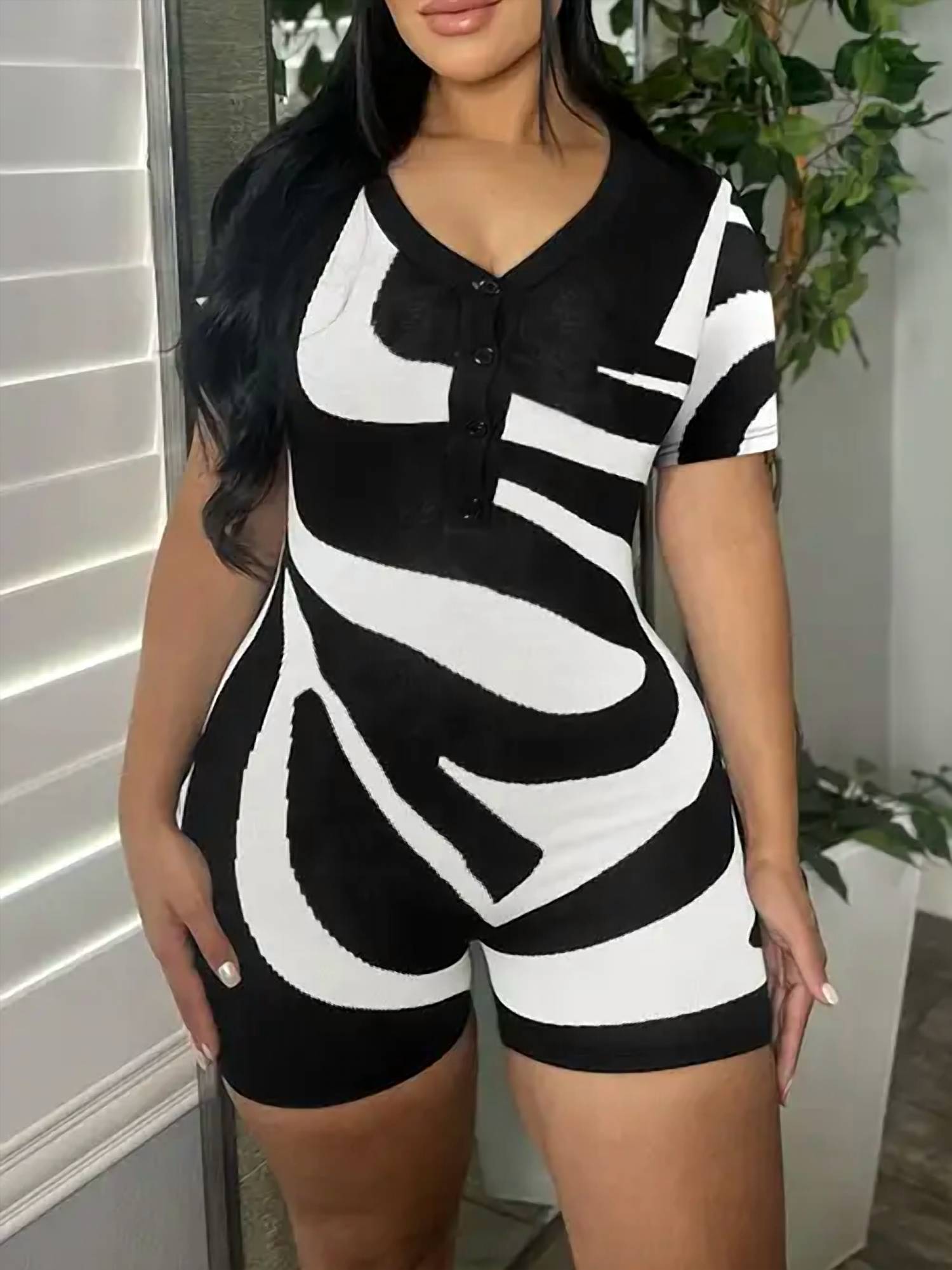 

Ромпер с абстрактным принтом в черном цвете ShopWTD