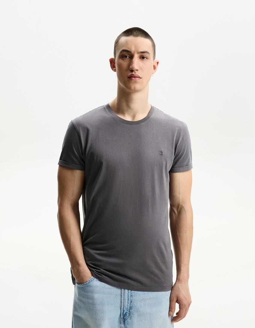 

Футболка с коротким рукавом и вышивкой Bershka, серый