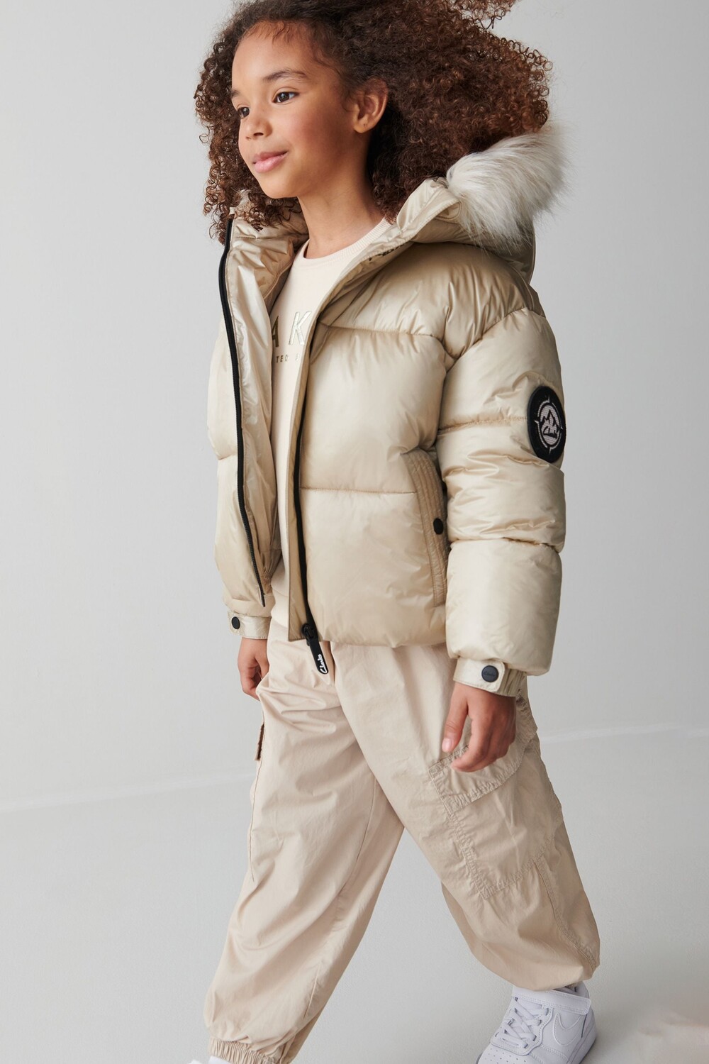 

Короткая утепленная куртка для девочки с капюшоном Clarks, розовый