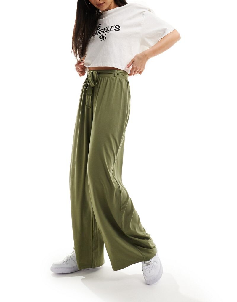 

Оливковые широкие брюки с поясом и поясом ASOS DESIGN