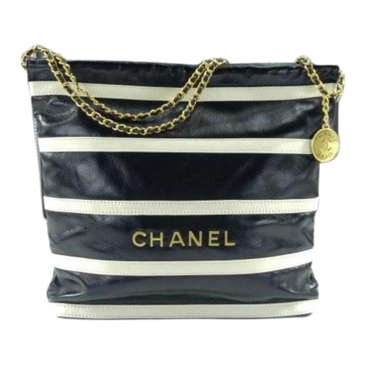 

CHANEL Сумка-хобо из яркой телячьей кожи