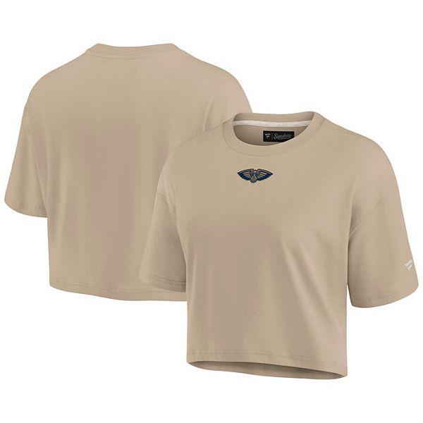 

Женская футболка New Orleans Pelicans Elements Super Soft Boxy Cropped цвета хаки Fanatics Signature