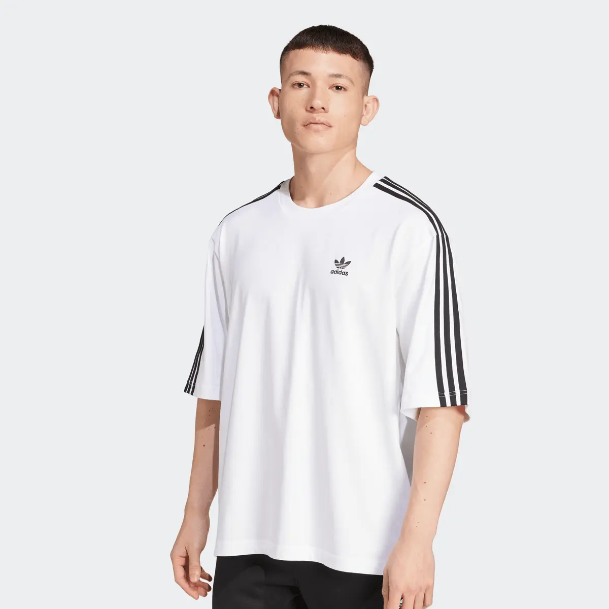 

Футболка adidas Originals Adicolor Oversized T-Shirt, белый/черный