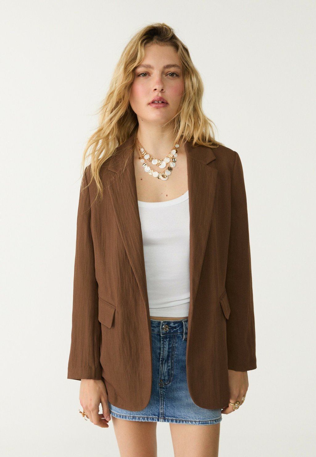 

Блейзер CREASED FLOWING REGULAR FIT Stradivarius, темно-коричневый