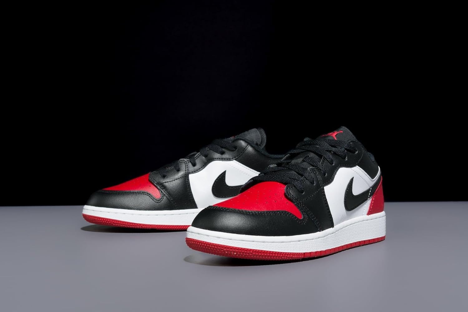 Детские кроссовки Jordan Air 1 Low (для подростков), белый/черный/красный — фото 4