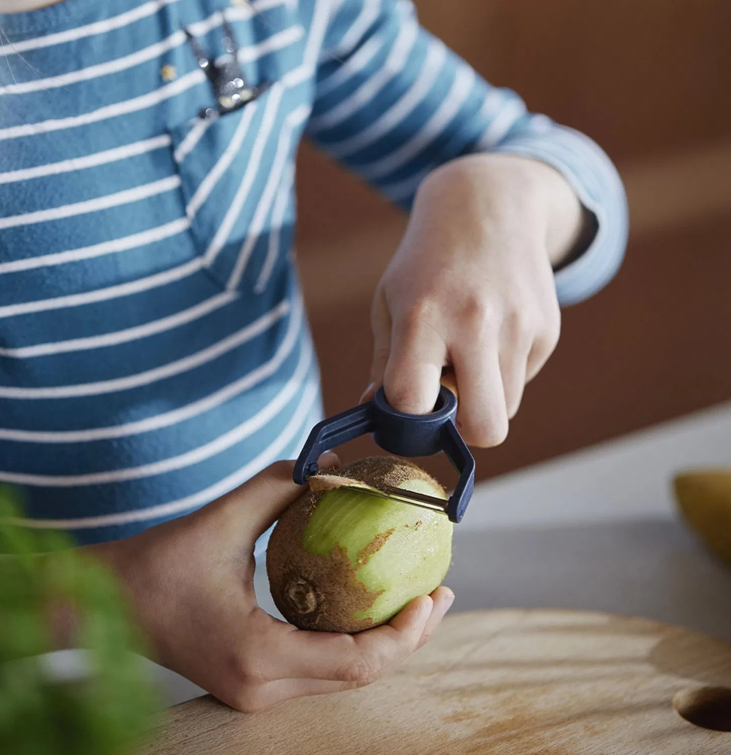 Детский складной нож «Petite Chef» 10 см из нержавеющей стали с овощечисткой, синий, от OPINEL — фото 3