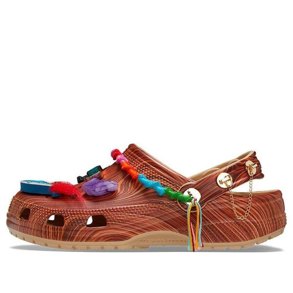 

Сандалии sza x classic clog 'woodgrain' Crocs, коричневый