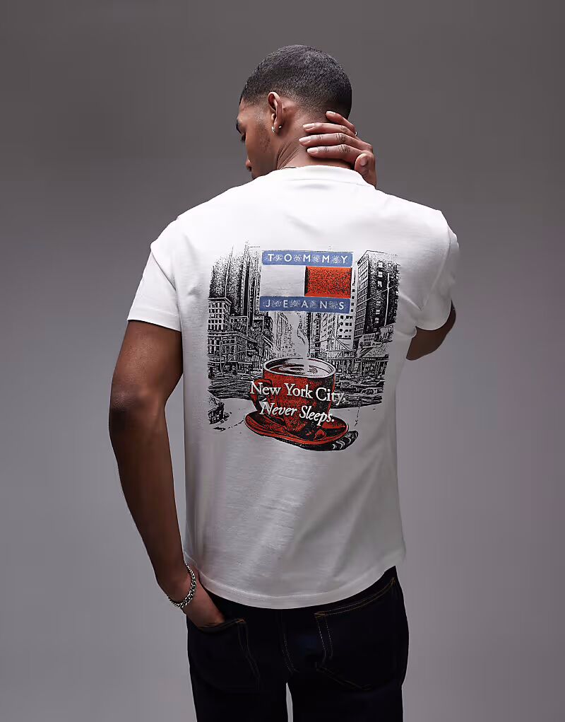 

Футболка Tommy Jeans new york coffee с принтом сзади белого цвета