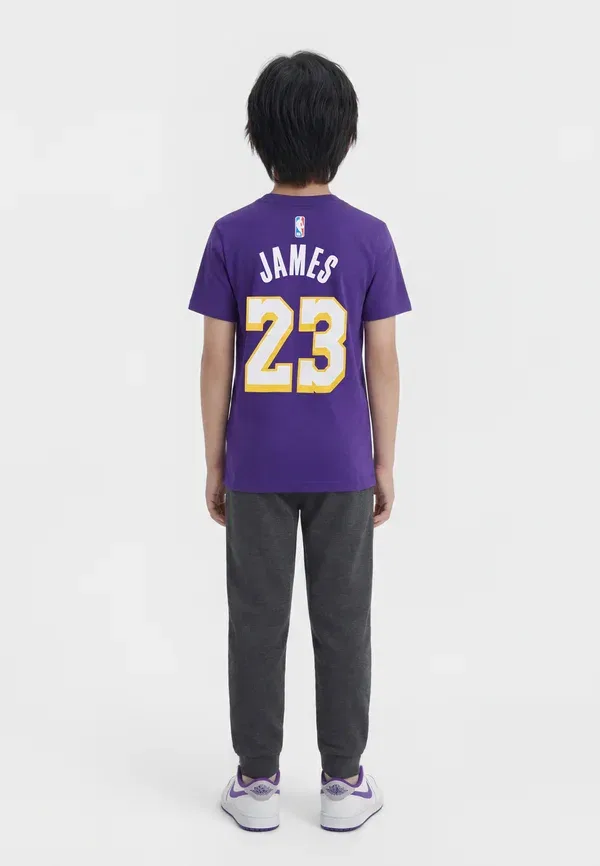 Футболка Nike Performance, NBA Los Angeles Lakers LeBron James Boys Statement Tee Print, фиолетовый — фото 2