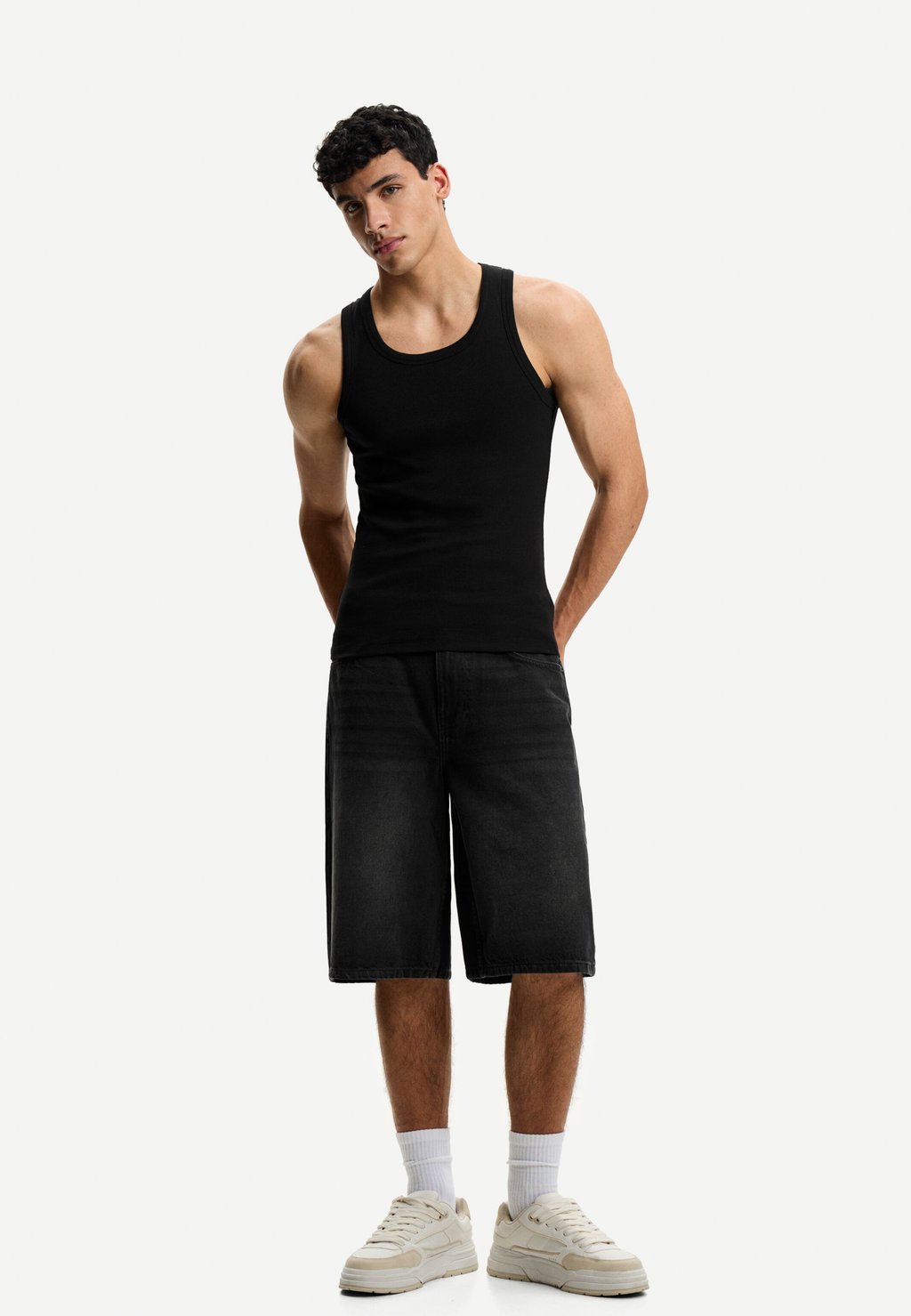 

Джинсовые шорты BAGGY-BERMUDA Bershka, черный