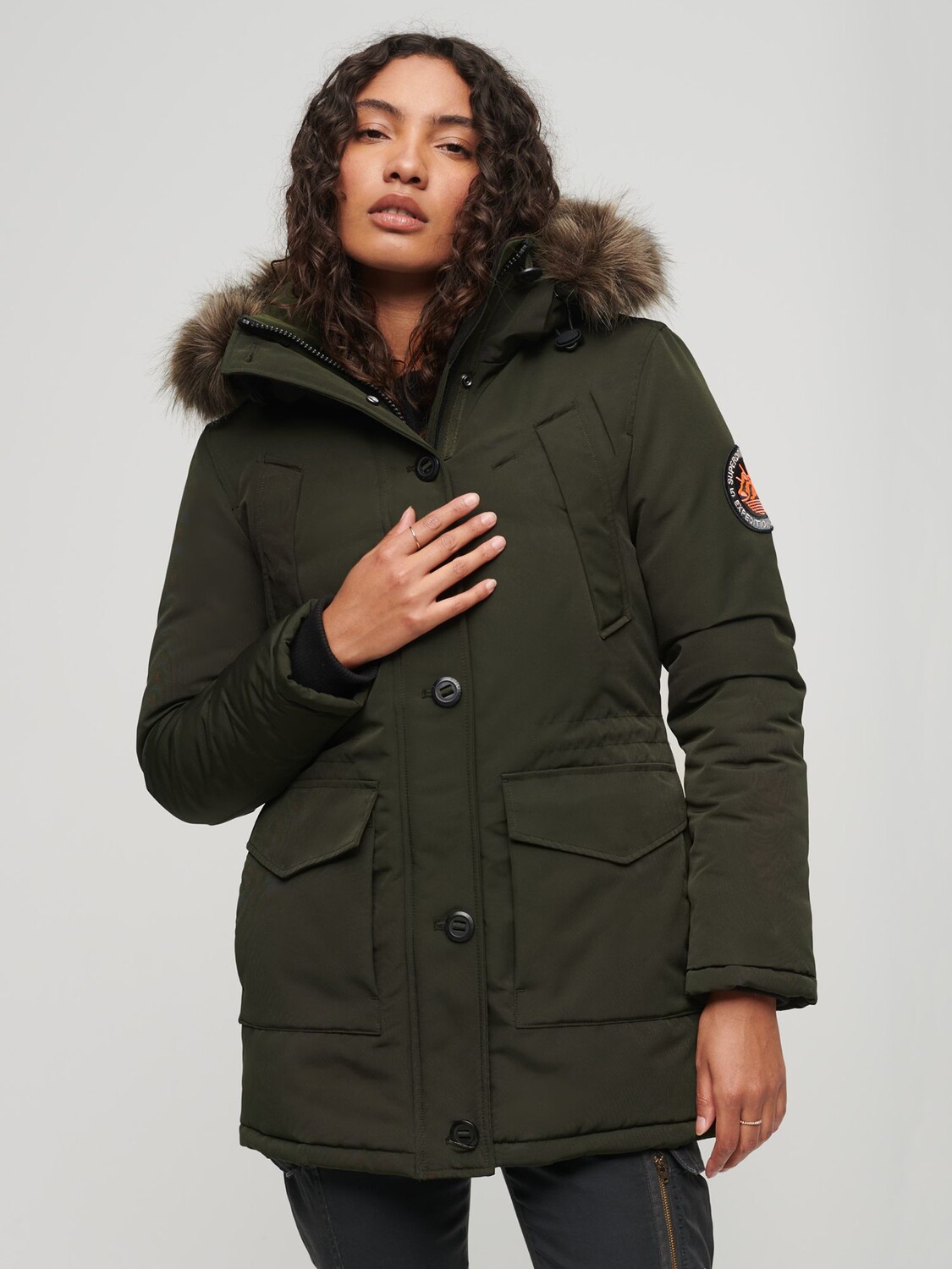 

Парка Everest с капюшоном из искусственного меха Superdry, хаки