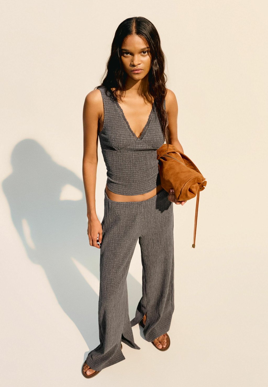 

Брюки TEXTURED WIDE Bershka, темно-серый