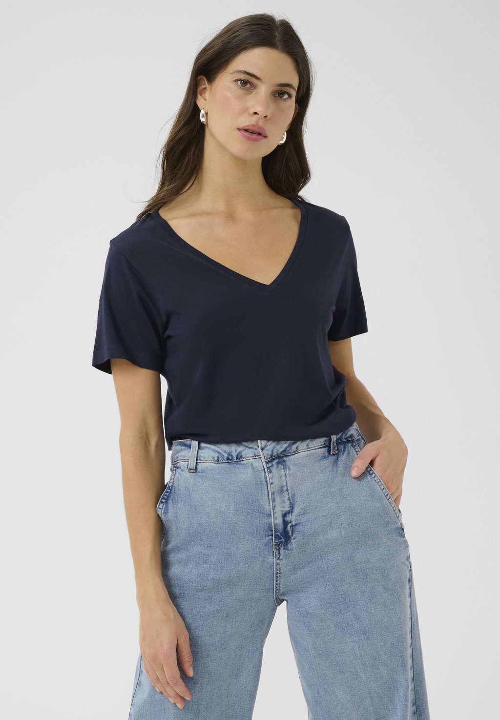 

Базовая футболка NAIA DEEP V-NECK Cream, темно-синий