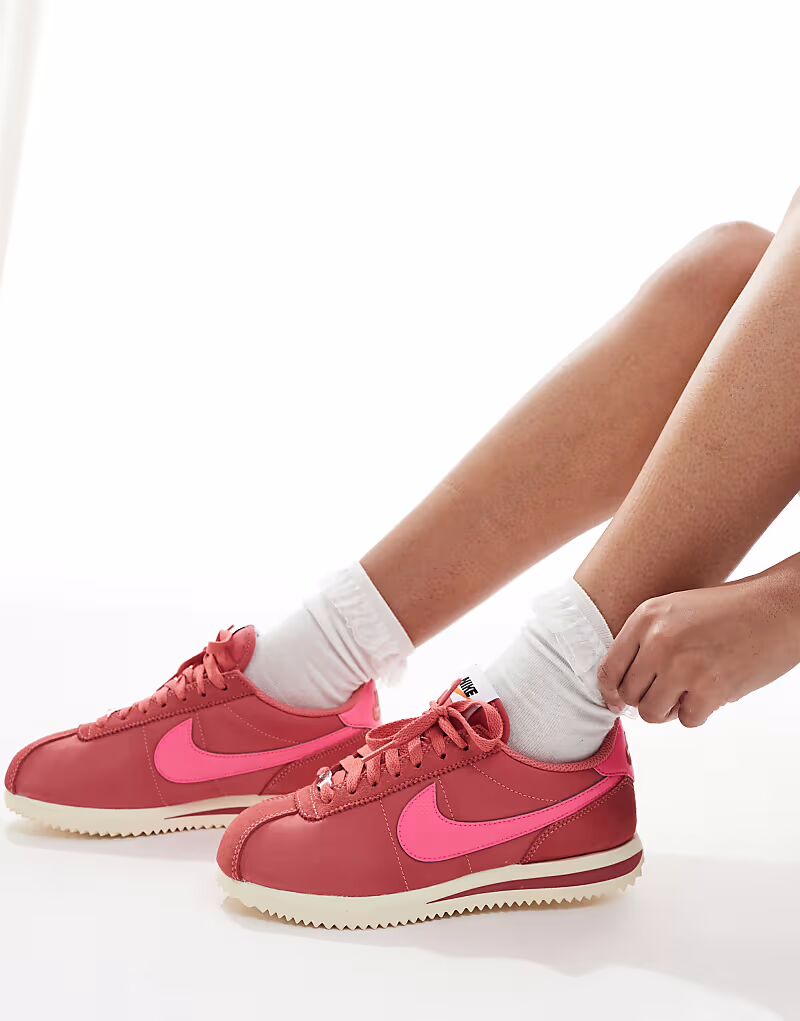 Кроссовки Nike Cortez TXT из замши темно-розового цвета