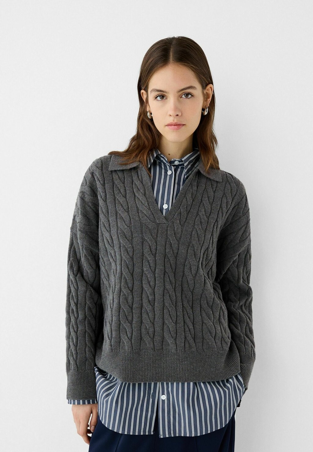 

Джемпер COLLAR Bershka, темно-серый