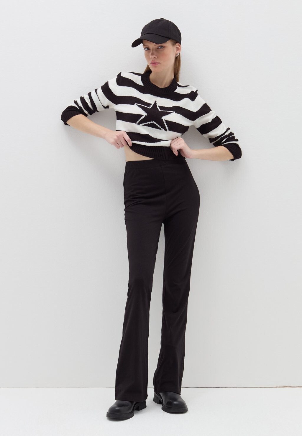 

Джемпер STRIPED CROP WITH JACQUARD STAR B.ANGEL, черный