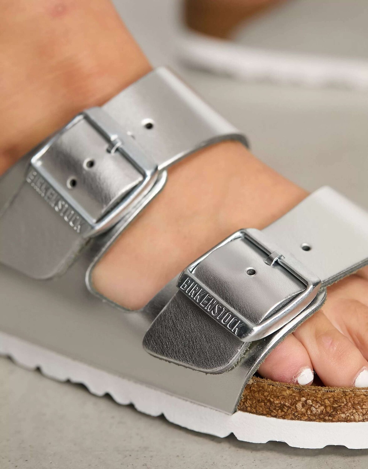 Сандалии Birkenstock Arizona серебристого цвета с металликом — фото 2