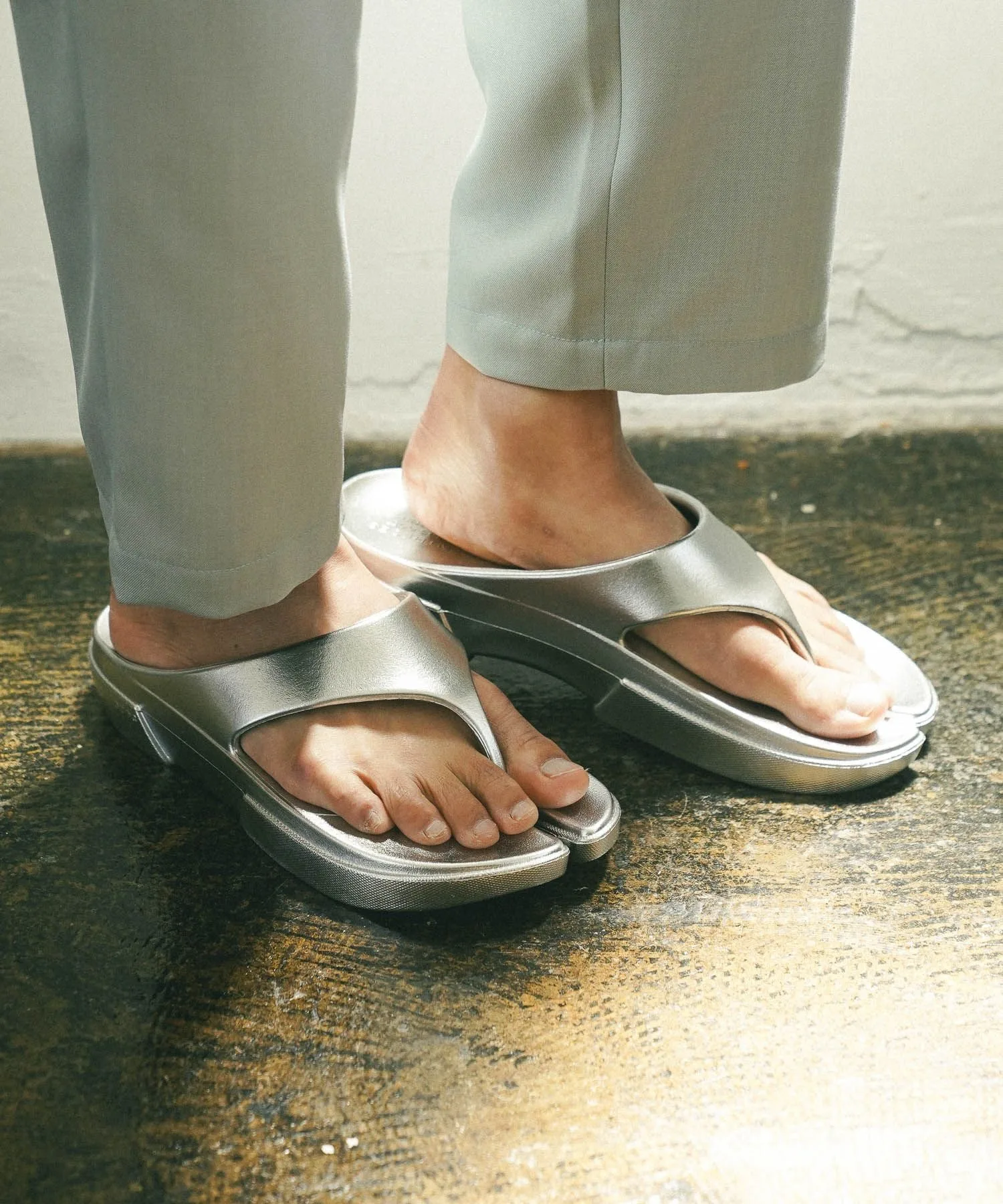 Мужские сандалии FLIP FLOP Co PAES с перегородкой между пальцами серебристые