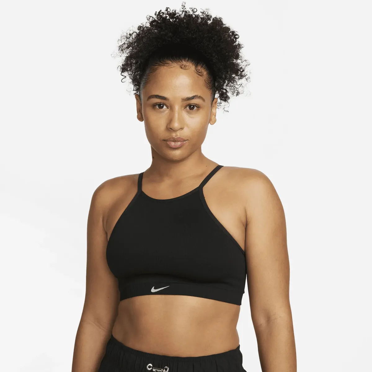 

Спортивный бюстгальтер Nike "Dri-FIT Indy Бесшовное женское спортивное бра в рубчик с легкой поддержкой и мягкой подкладкой", белый