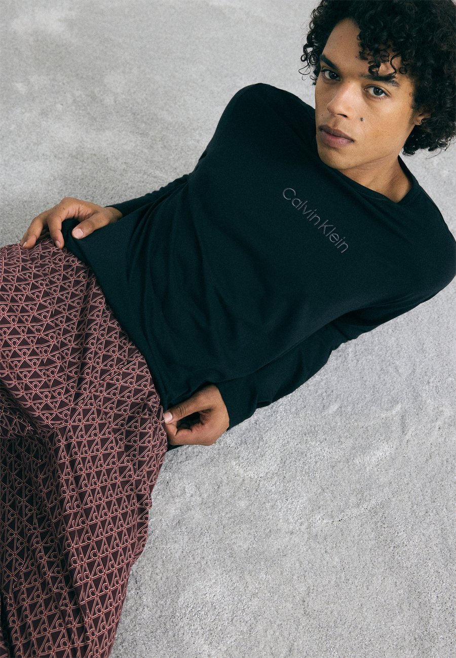 

Пижамный комплект Calvin Klein Underwear TEE PANT SET , Black/Bijou Modern /Black
